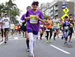 美国92岁老太7小时跑完马拉松创纪录
