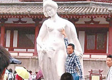 西安杨贵妃雕像惨遭袭胸