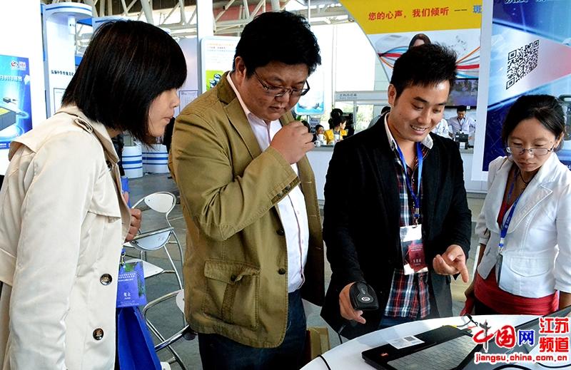　　2012年10月17日，由中国物品编码中心、中国自动识别技术协会主办的第十九届国际自动识别技术及物联网技术展览会在南京国际展览中心隆重开幕。摄影 向丹