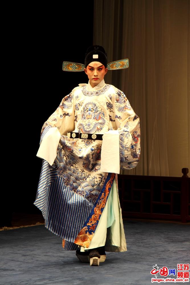  在江苏省昆剧院，每周末都有精彩的昆曲折子戏上演，此为记者此前在兰苑剧场拍摄的《白罗衫》全本。摄影 王泱泱