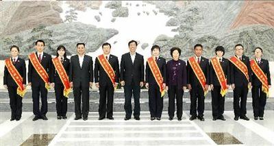 10月30日，最高人民检察院检察长曹建明亲切会见最美青年检察官代表。