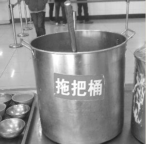 汤桶上贴着“拖把桶”标识。网络图片