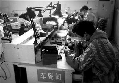 11月15日，通州区宋庄镇，精佳艺义齿加工中心，操作间混杂着浓重化学品味和煤气味。