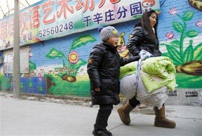 1月7日，沙河镇于辛庄村雨佳双语艺术幼儿园门口，王女士带着儿子童童(化名)离开这所幼儿园。