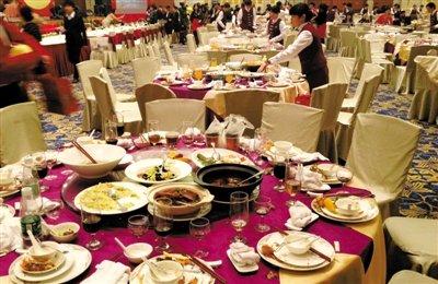 　20日，一家国企在广州一家五星级酒店举行联欢会，当晚共摆了70多桌，每桌3900多元。 陈晔华 摄