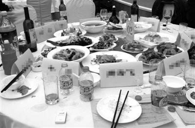 1月25日晚，甘肃驻京办飞天大厦餐厅，一家企业聚餐后，领导餐桌上的菜很多都没有动，浪费严重。