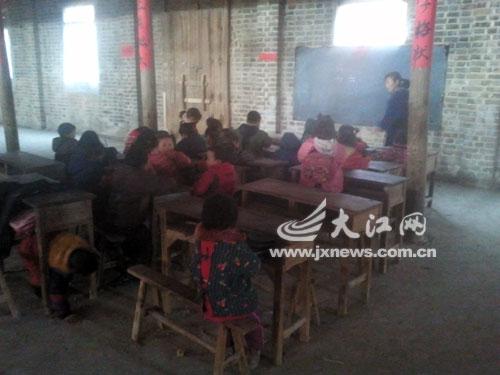 孩子们暂时在村里祠堂上课。
