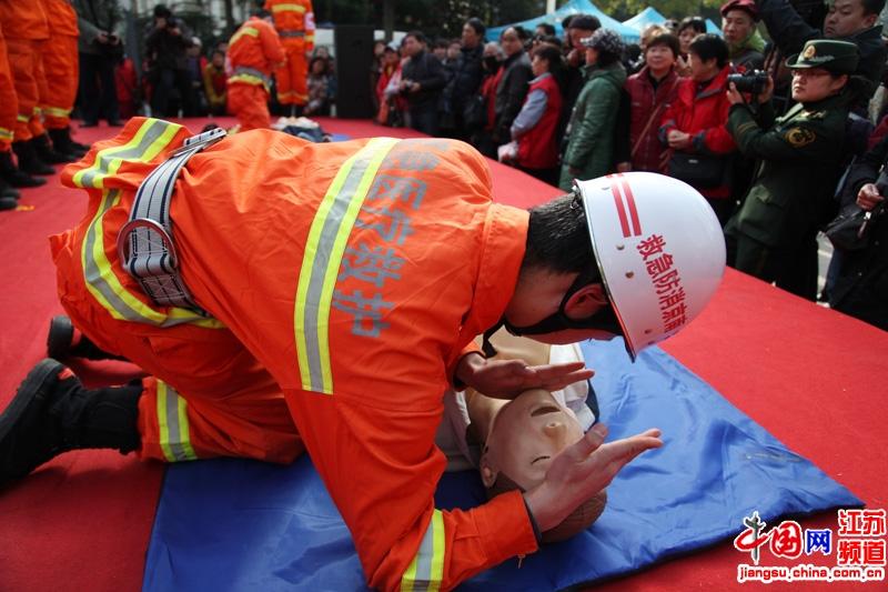 南京武警消防某支队为市民演示急救伤员的正确方法