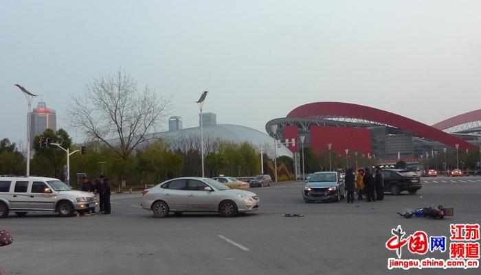 　　3月13日18时左右，在南京市奥林匹克体育中心北门口发生一起多车连环相撞的车祸。