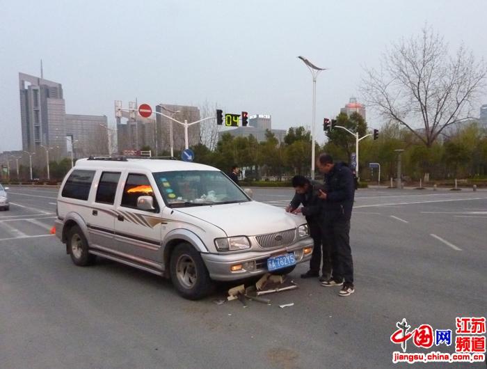 　　3月13日18时左右，在南京市奥林匹克体育中心北门口发生一起多车连环相撞的车祸。