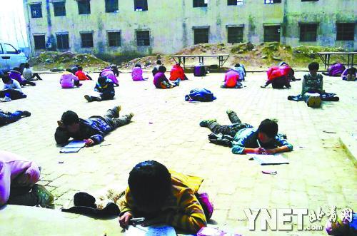 安徽一所小学让学生趴在地上考试