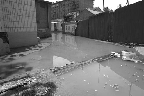 大明湖附近有条“污水街”3年里小巷常被污水淹