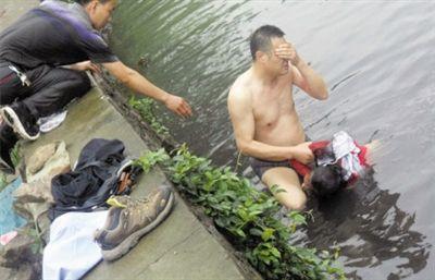 温州河水污染严重 保安跳河救人染病（图）