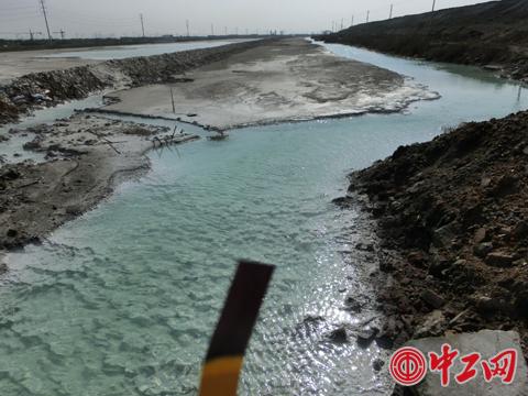 “牛奶湖”旁河沟里流向台北盐场的上清液，PH显示强碱性。专家分析，碱性、腐蚀性物质的挥发态或粉尘能刺激眼睛、粘膜，有吸入毒性。