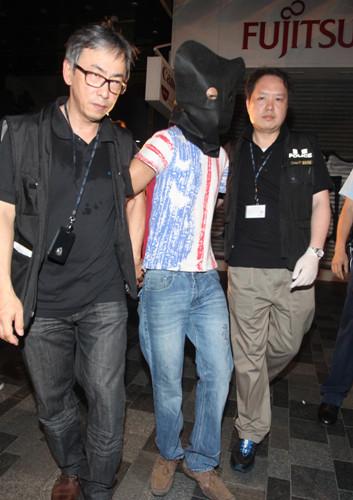 警方凭大厦闭路电视5小时闪电破案，于重庆大厦内拘捕疑涉案的南亚裔男子。(图片来源：香港《大公报》)