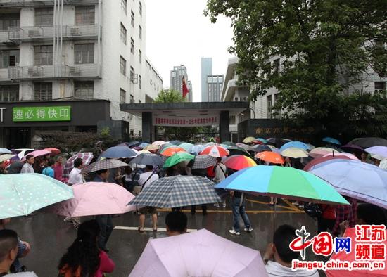 南京高考进行时 2.9万考生雨中赴考