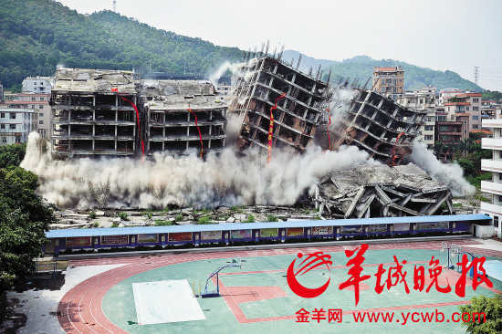 30日，广州市城市管理综合执法局以爆破作业的方式强制拆除了白云区太和镇大源村一宗超大型违法建筑