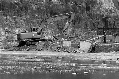 　　5月30日，十渡。工人们正在河道里修建拦水坝。