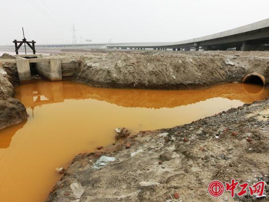 天津汉沽惊现“橙汁湖” 环保部门称不是污水是卤水