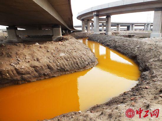 连接“橙汁湖”的过水道穿过汉沽北立交桥，显见挖掘痕迹。此水道如同给汉沽北立交桥桩绕了一条“金腰带”。
