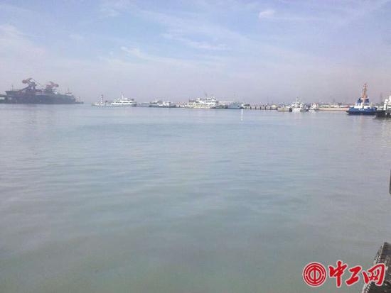 １０分钟内，网友于秦港区污染现场连续上传给中工网９幅图片，均为实时画面。