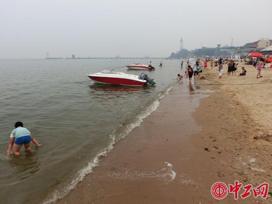 　滨海消夏是秦皇岛市独特的旅游资源，污染海域直线距东山浴场不到４公里，网友担心旅游环境安全。