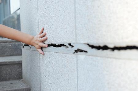 长沙夏威夷碧水春城外墙裂缝 可放进一根手指（图）