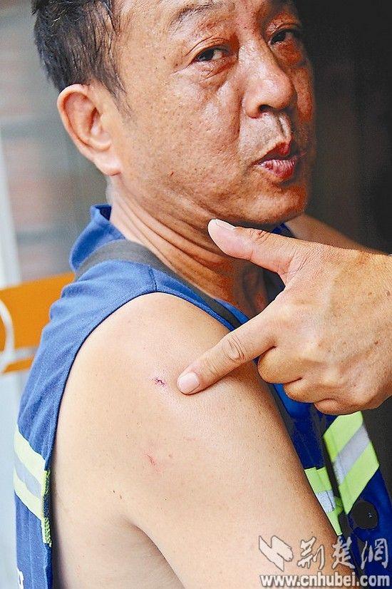 湖北宜城政法委副书记因4元停车费殴打收费员 