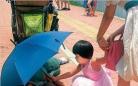 “清洁工中暑女童撑伞”系炒作 清洁工人被利用