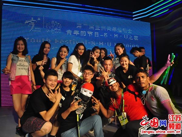 南京市委书记杨卫泽观看亚青会“青年的节日”