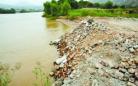 黄河兰州段建筑垃圾倾倒岸边 工业废水直排河中