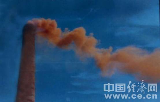 图为1994年时，金剑铜业烟囱中冒出的红色烟尘。（