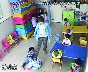 黑龙江一幼儿园老师殴打幼童 一脚将孩子踢出半米（图）