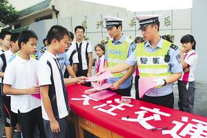  9月11日、12日，汾湖交巡警中队民警在莘塔中学设立宣传点，向学生、家长、教职员工发放宣传材料，呼吁他们拒乘“小飞龙”。