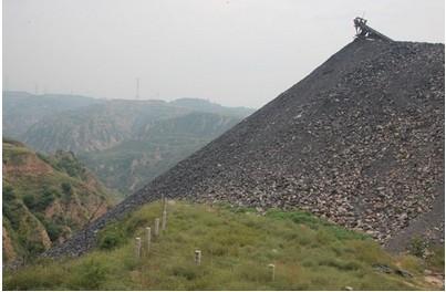 霍州煤电污水如墨矸石堆积如山 环保局无力监管（图）