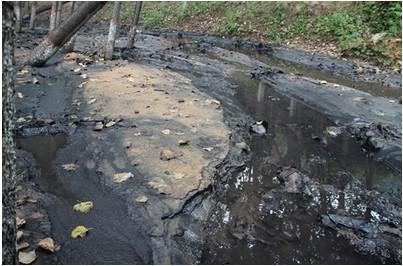 霍州煤电污水如墨矸石堆积如山 环保局无力监管（图）
