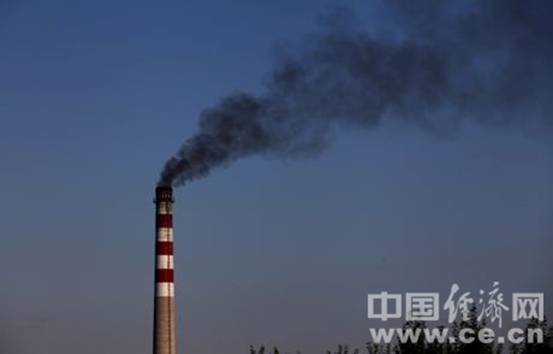 　　距离九联煤化几公里远的地方都可以看到九联煤化烟囱里冒出的滚滚黑烟。(蒋毅坤摄)