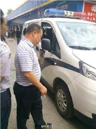 珠海男子闹市区持刀砍警车 警察跑开遭质疑（组图）