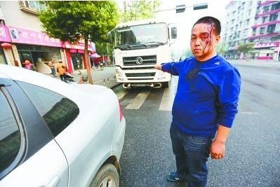 武汉城管闹市群殴男青年 被打者遭警察带走（图）
