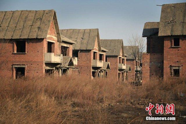 北京郊区44栋别墅烂尾20余年 爬满芦苇阴森恐怖