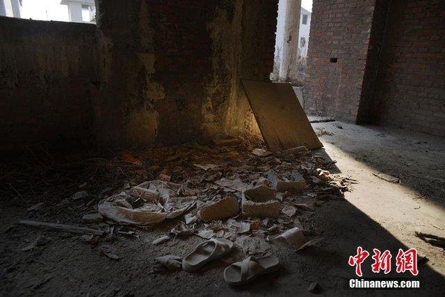 北京郊区44栋别墅烂尾20余年 爬满芦苇阴森恐怖