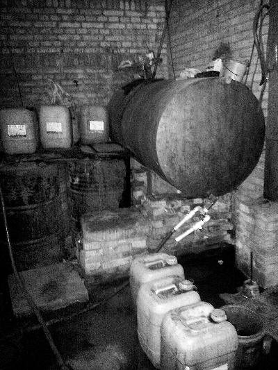 大兴黑工厂锈罐里做“帮厨”牌料酒 曾被查处挪窝接着干(组图)
