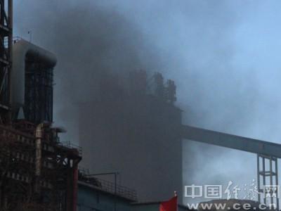 莱钢集团超标排放烟尘 钢城区环保局称“管不了”(组图)