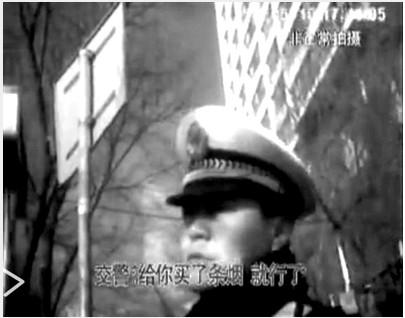 青海西宁交警被曝当街索贿 官方称是协警已辞退(视频/图)