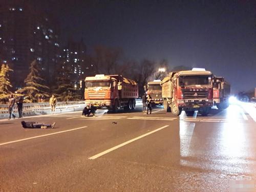 北京：渣土车司机被查 围殴城管堵路(组图)