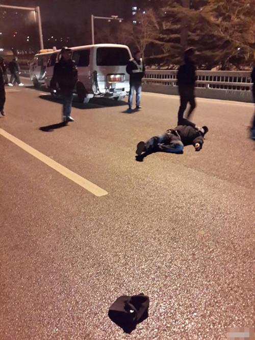 北京：渣土车司机被查 围殴城管堵路(组图)
