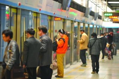 南京末班地铁为何不等高铁乘客 回应：增开列车浪费（图）