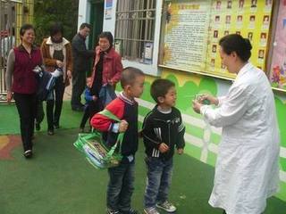安徽一幼儿园给孩子喷药 称系板蓝根和盐水
