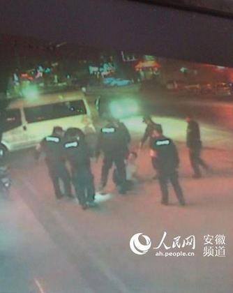 安徽凤阳回应辅警打人事件：1人被刑拘3人被停职(图)