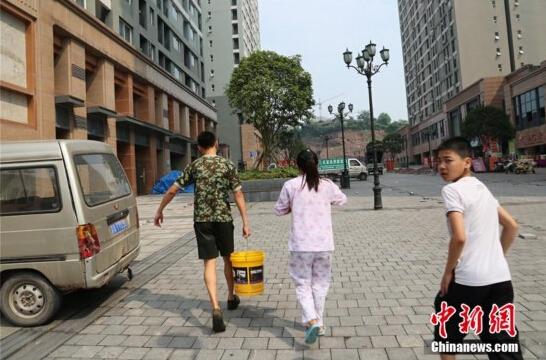 重庆主城3万居民断水 只因小车撞断了供水管道(组图/视频)